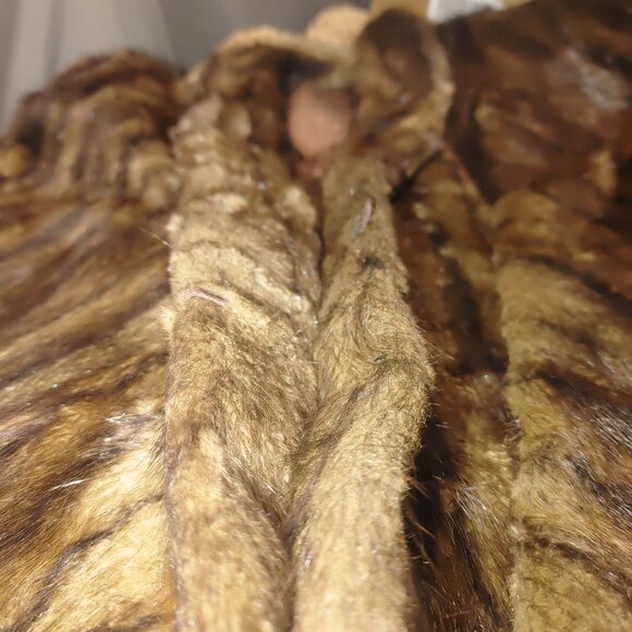 Large Animal Fur Shawl Stole Wrap Vintage Brown Satin Lining Hook Eyelets - Picture 3 of 12